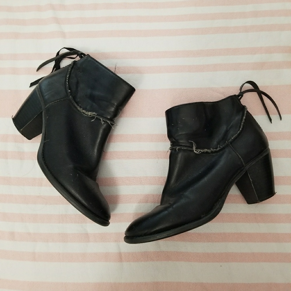 black faux leather ankle booties with tassels sz 6